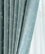 rideau occultant bleu vert motif fleurs blanches moderne salon chambre fenêtre maison
