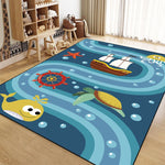 Tapis d'enfant coloré représentant des éléments marins tels qu'un bateau, une roue de gouvernail, des poissons et des bulles dans des tons bleus et jaunes, créant une atmosphère océanique chaleureuse et ludique.