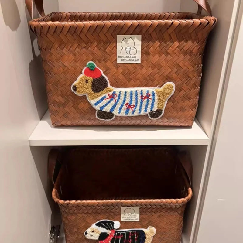 panier rangement rotin tissé marron clair brodé chien rustique poignées cuir décoration maison
