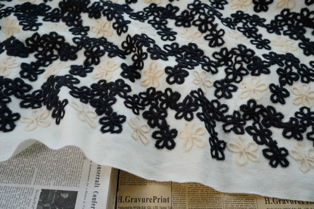 tissu polyester fleurs stylisées blanc noir gris clair beige brodé résistance intempéries automne hiver