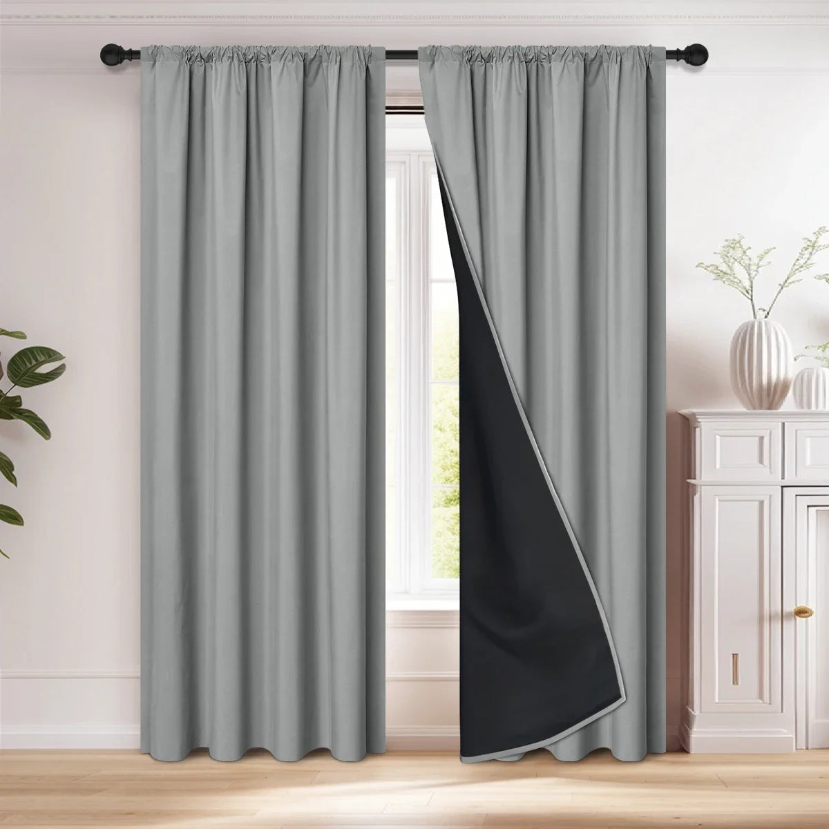 Des rideaux gris élégants avec un passage de tringle, suspendus à une fenêtre pour offrir une intimité et une protection contre la lumière. Ces rideaux de fenêtre en tissu de haute qualité ajoutent une touche de sophistication à n'importe quel décor d'intérieur.