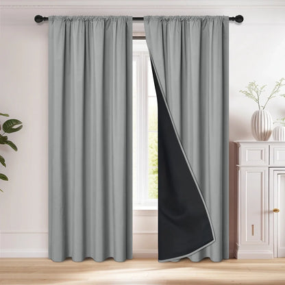 Des rideaux gris élégants avec un passage de tringle, suspendus à une fenêtre pour offrir une intimité et une protection contre la lumière. Ces rideaux de fenêtre en tissu de haute qualité ajoutent une touche de sophistication à n'importe quel décor d'intérieur.