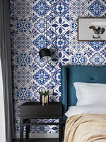 papier peint auto adhésif bleu blanc motifs géométriques ornements floraux carreaux décoratifs pvc artisanal
