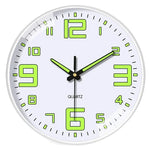 horloge murale moderne chiffres vert fluorescent fond noir blanc