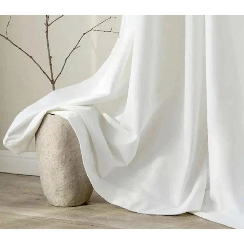 Voilage élégant et moderne drapé autour d'un vase décoratif au design minimaliste, parfait pour ajouter une touche raffiné à votre intérieur. Idéal pour créer une ambiance apaisante et lumineuse dans n'importe quelle pièce de la maison.