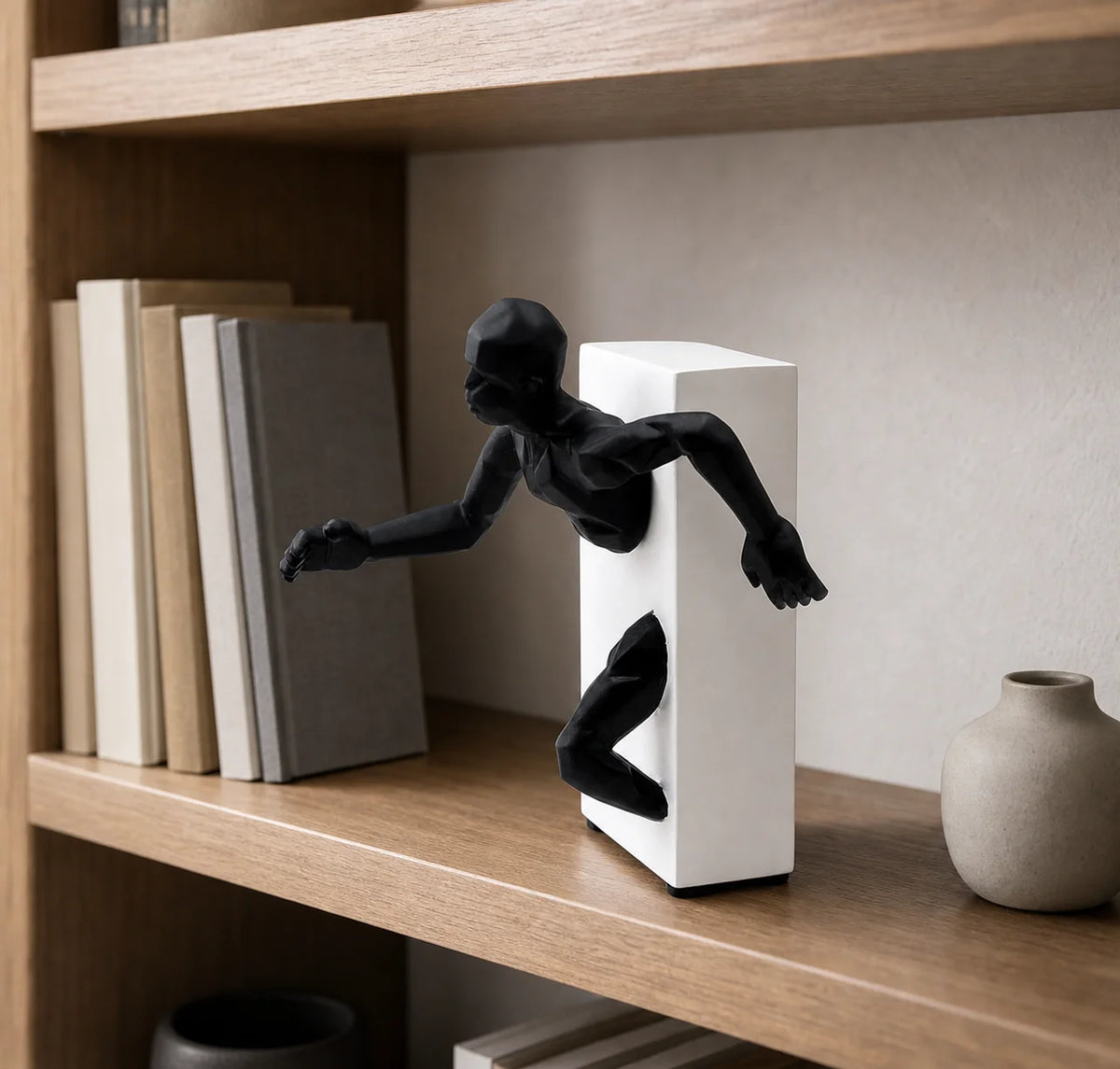 sculpture résine moderne homme mouvement noir blanc minimaliste intérieur contemporain decoration