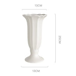 Un vase en porcelaine blanche élégant avec une forme évasée et dentelée, conçu pour ajouter une touche de sophistication à tout intérieur.