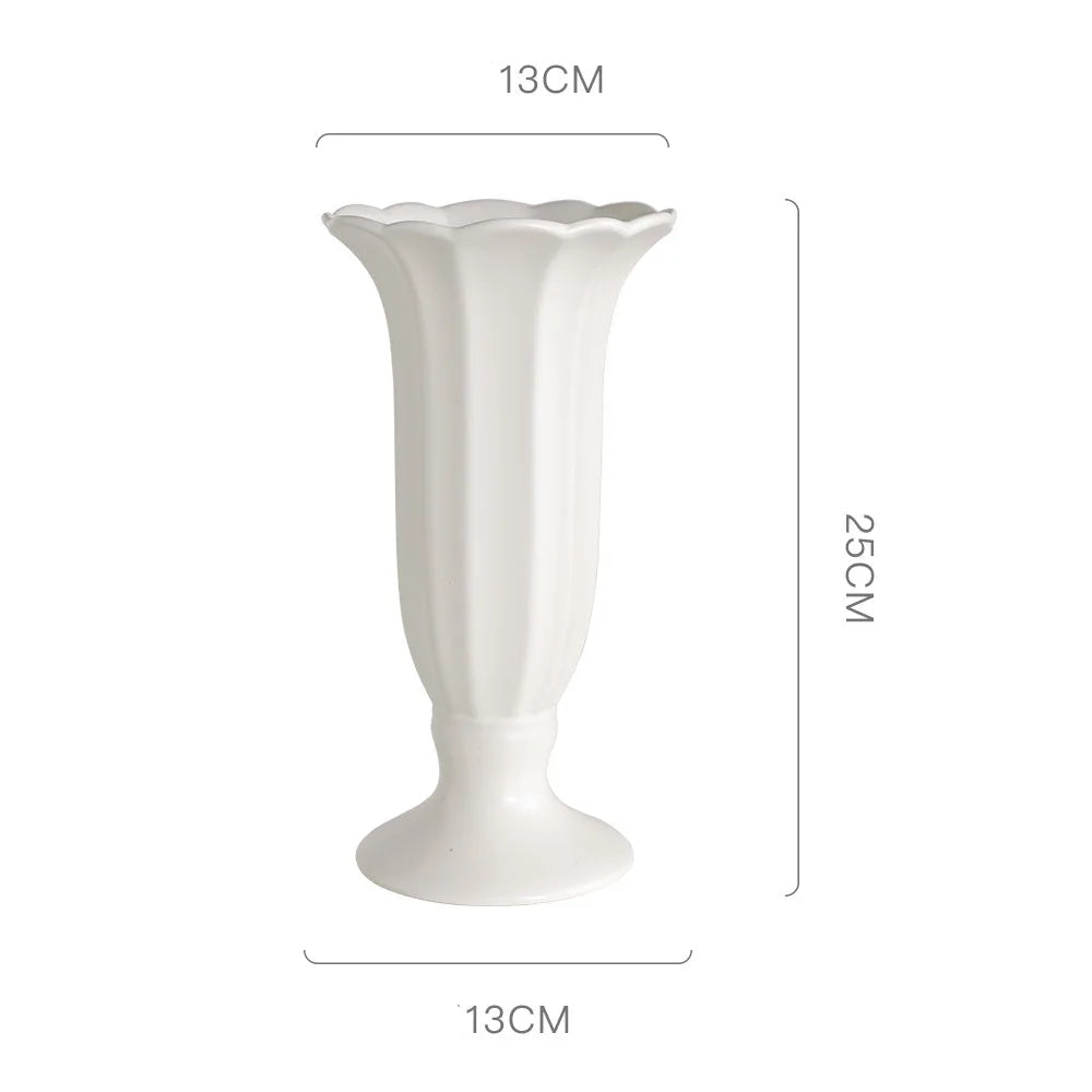 Un vase en porcelaine blanche élégant avec une forme évasée et dentelée, conçu pour ajouter une touche de sophistication à tout intérieur.