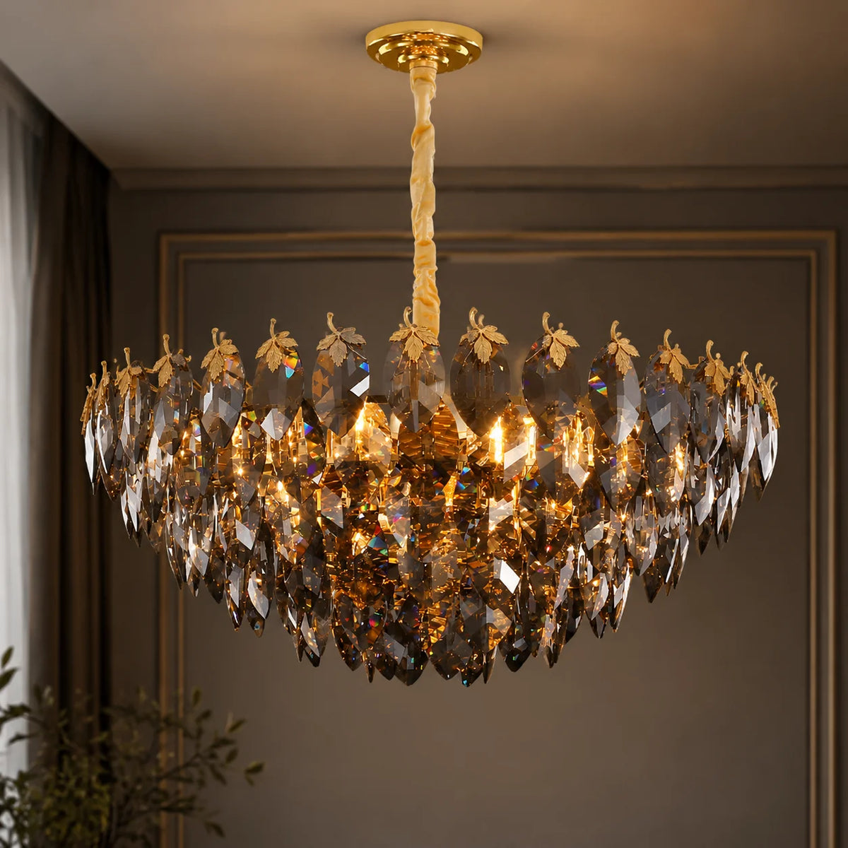 lustre cristal doré facettes brillantes élégant salon chambre moderne suspension transparent
