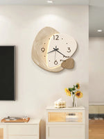 Horloge murale moderne noire dans un salon