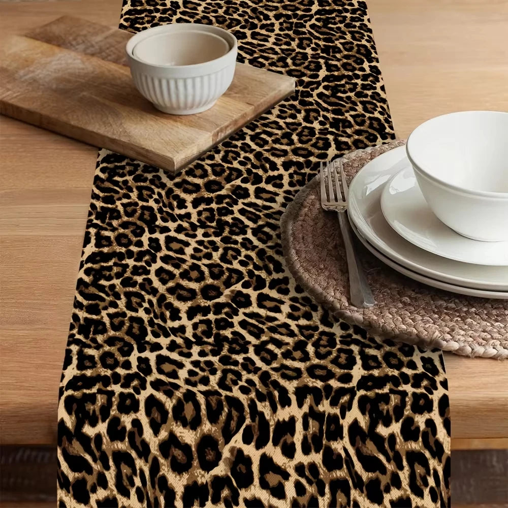 nappe table léopard motif animalier décoration intérieure beige marron rustique assiettes verres fleurs