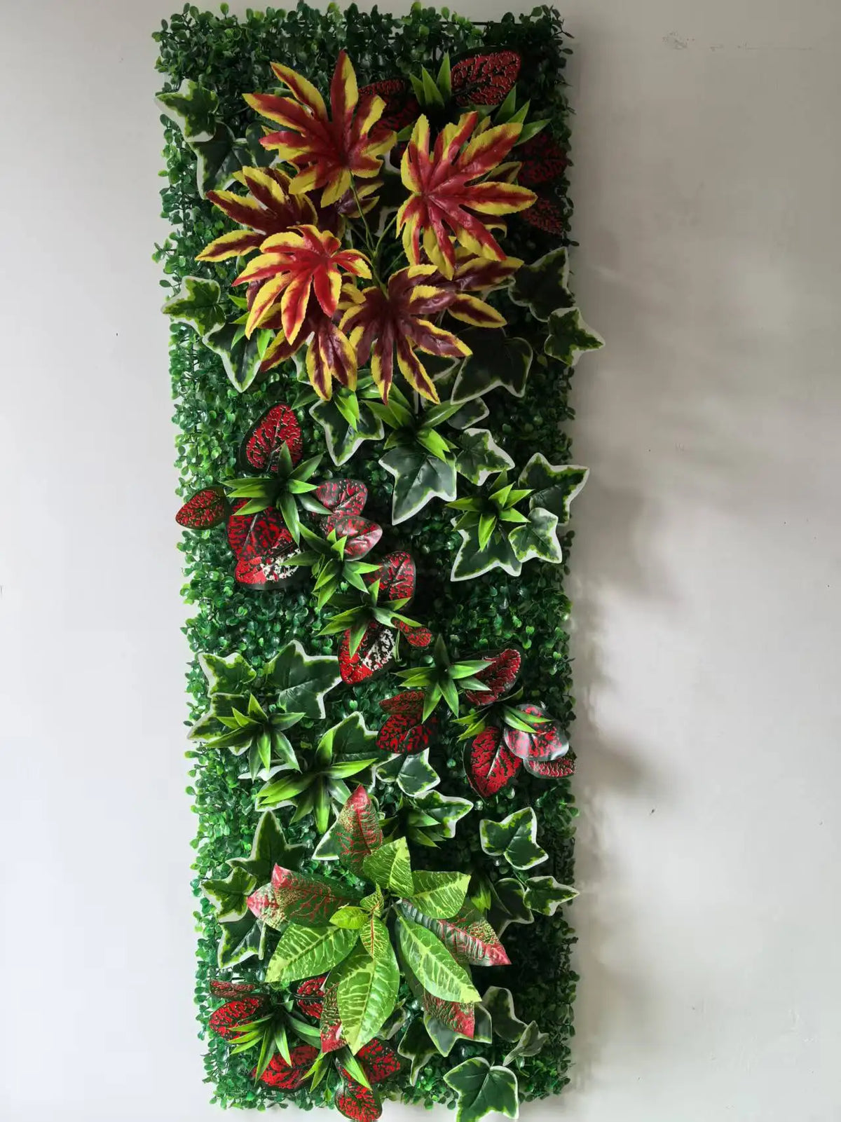 plantes artificielles herbe feuilles variées fleurs simples extérieur accroché vert rouge jaune blanc naturel