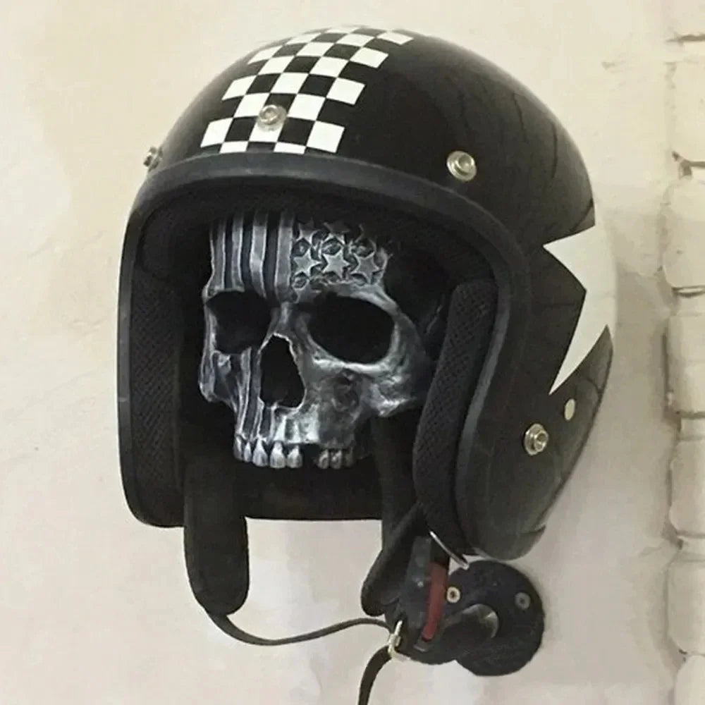 masque crânien articulé décoration gothique rouge noir texture géométrique équerre murale support casque moto