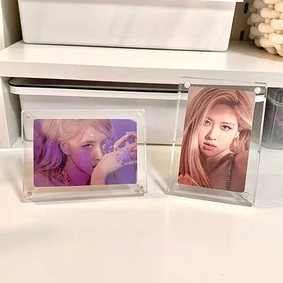 Cadre photo acrylique magnétique pour Polaroid sur une table en bois