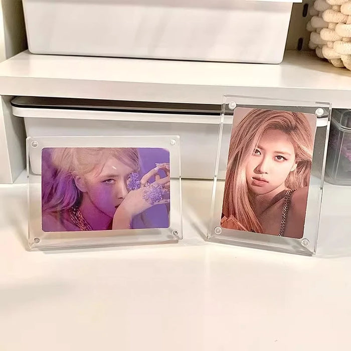 Cadre photo acrylique magnétique pour Polaroid sur une table en bois