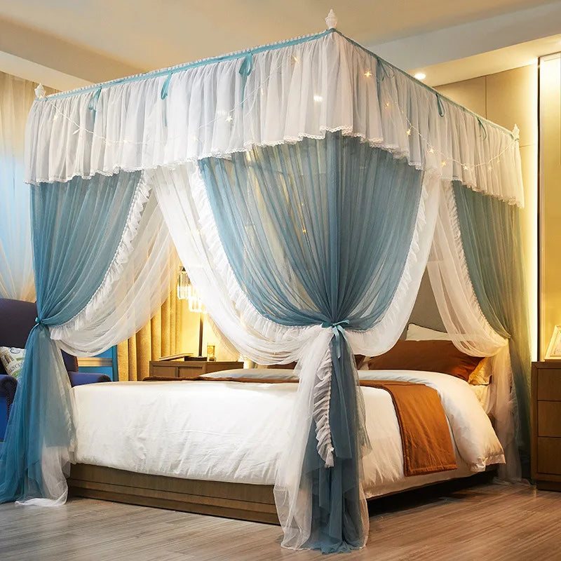 Un lit à baldaquin luxueux et confortable avec des rideaux bleu clair et blancs, créant une atmosphère romantique et paisible dans la chambre.