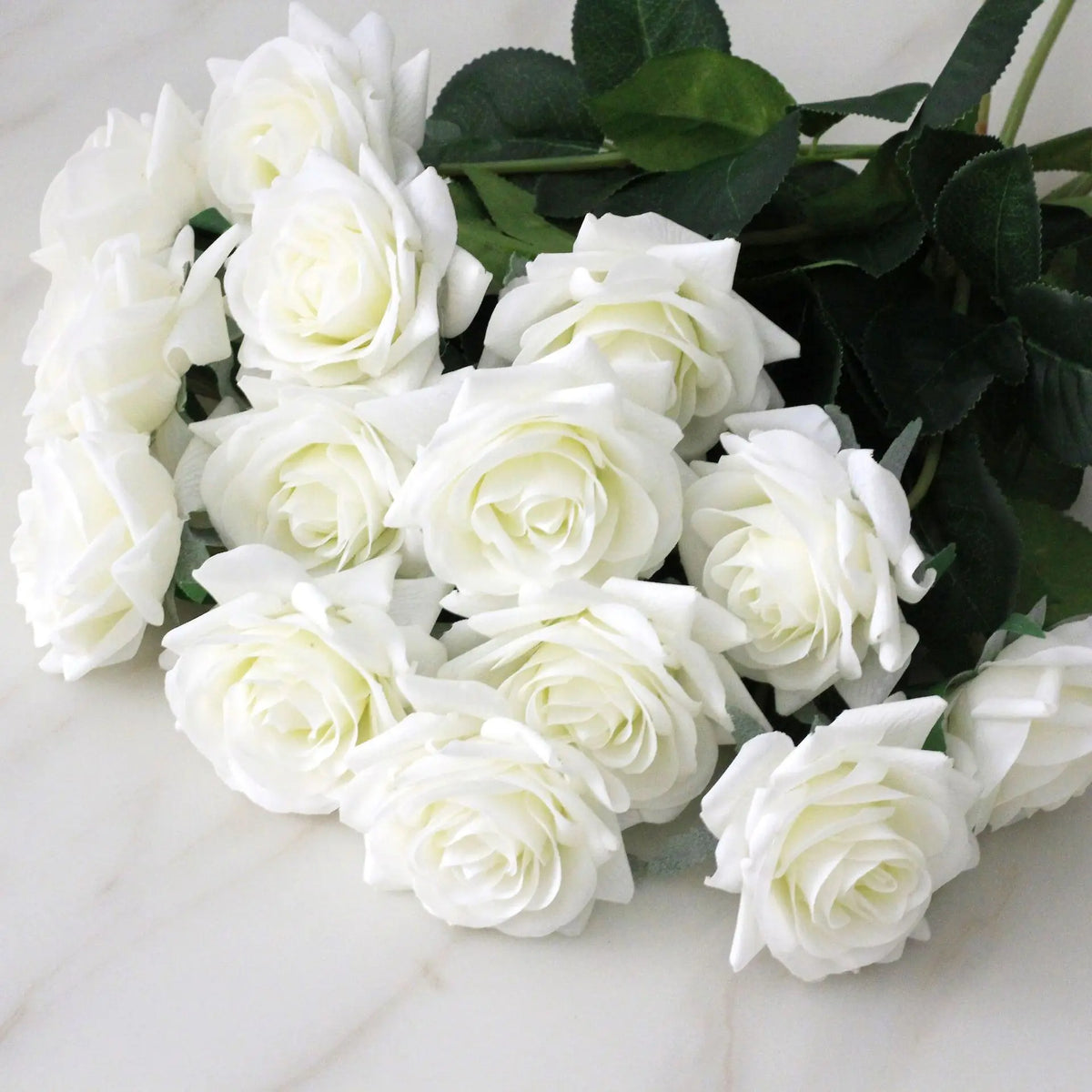 bouquet roses artificielles mariage anniversaire décoration intérieure plateau doré vase transparent feuilles vertes classique