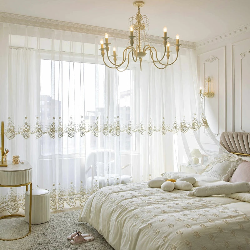 rideaux blancs brodés tulle transparents ornements floraux classiques maison hospitalière
