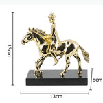 statue cavalier moderne ornement décoration doré élégant surface brillante.Theme personnes