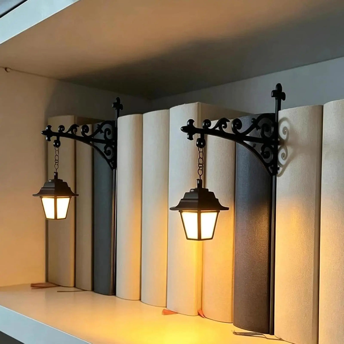 support mural classique lampe suspendue noir motif géométrique blanc éclairage bibliothèque salon vintage