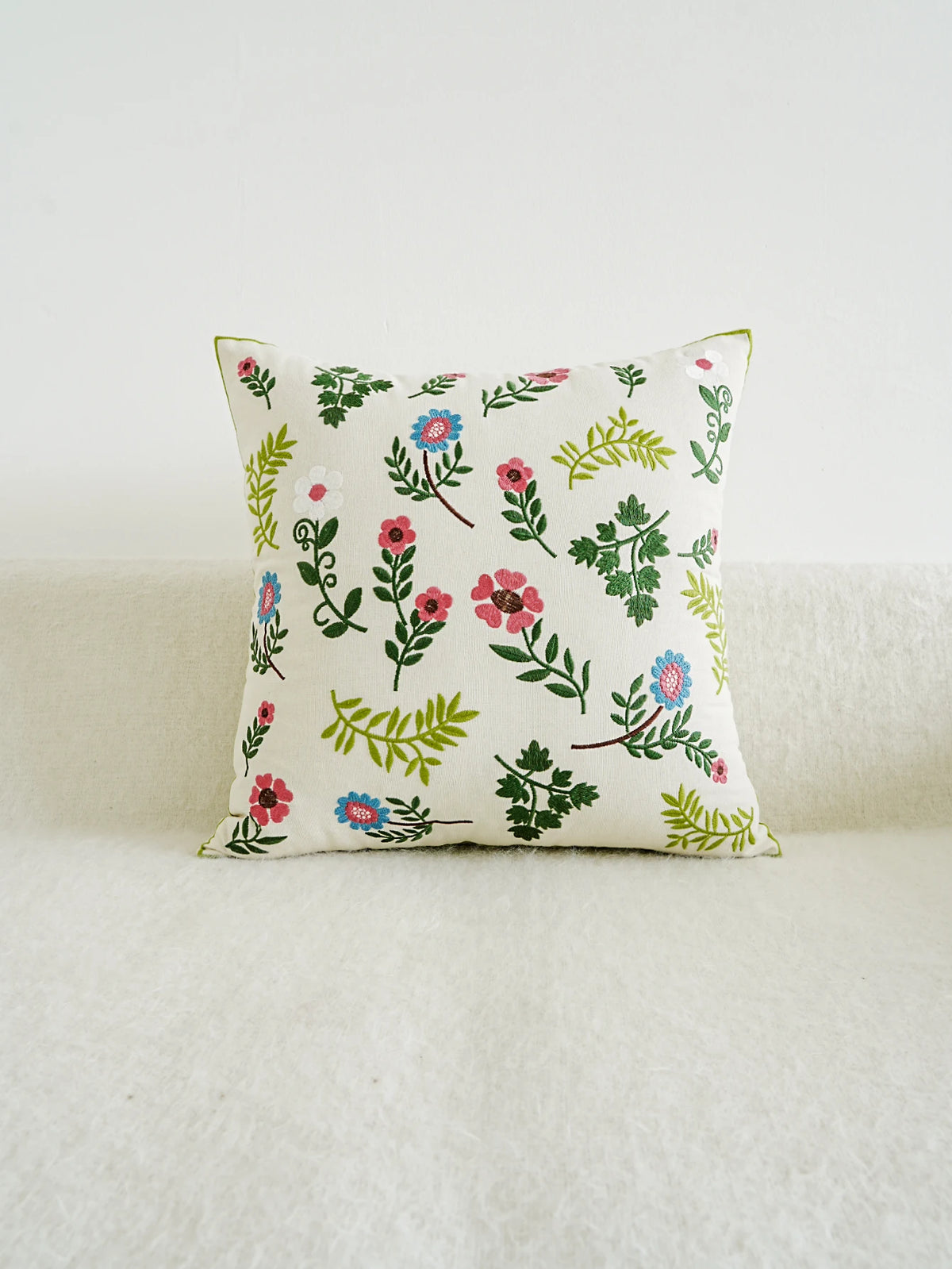 housse coussin brodée fleurs colorées rose bleu vert tissu polyester traditionnel adhésif salon chambre