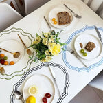assiettes blanches bordure noire points dorés classiques set table decoration