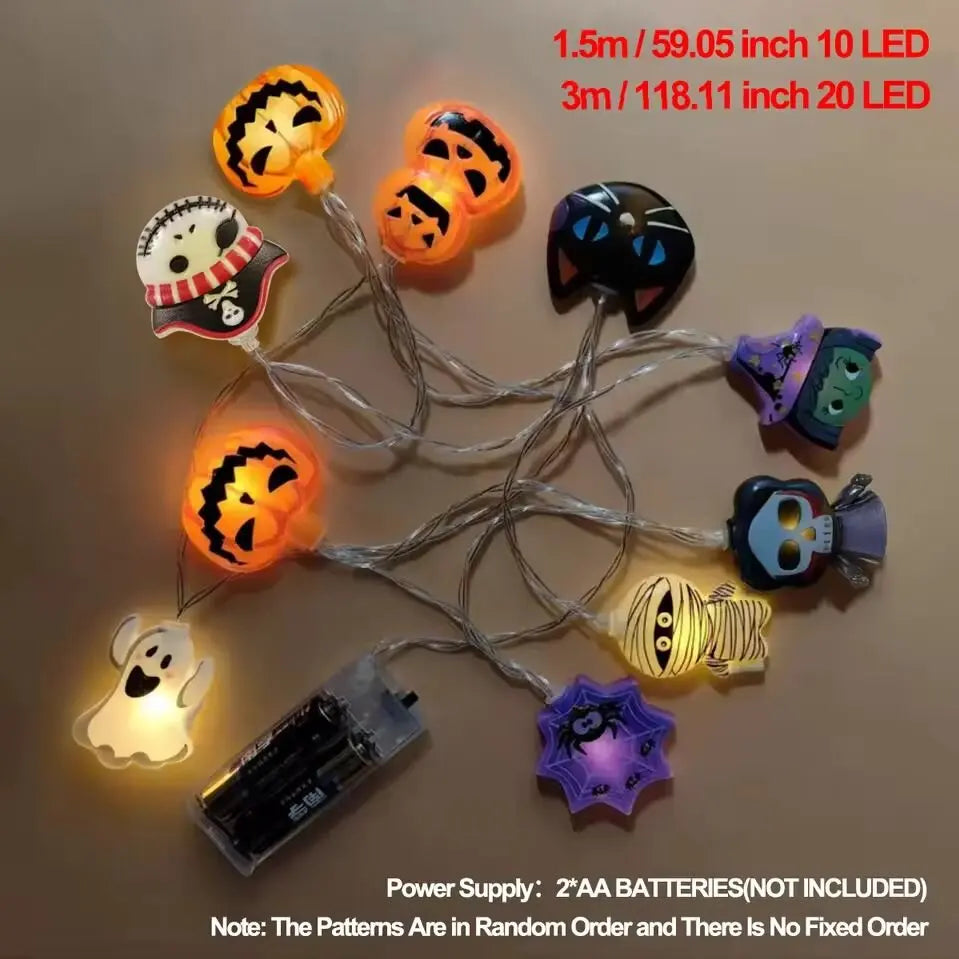 Guirlande lumineuse LED suspendue dans un intérieur décoré pour Halloween