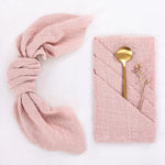 serviettes plissées coton marron rose bleu rouge minimalistes clips dorés mariage fête famille