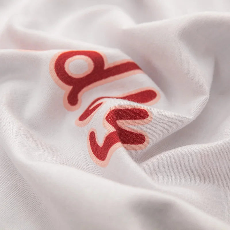 Détail du tissu polyester brossé avec motif coeurs