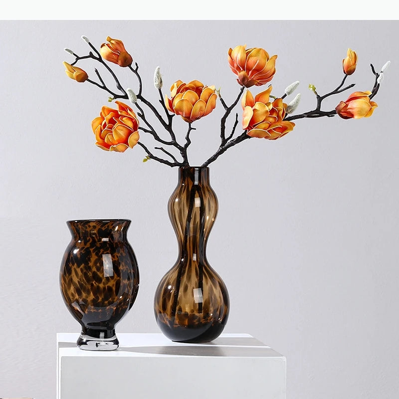 vases modernes translucides opaques motifs tourbillonnaires branches fleurs artificielles marron orange beige