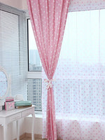 rideaux semi transparents pois roses fond rose tissu texturé moderne intérieur décoration féminine tringle
