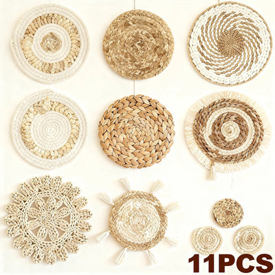 Set de 11 paniers muraux en osier gris clair tissé main vue d'ensemble