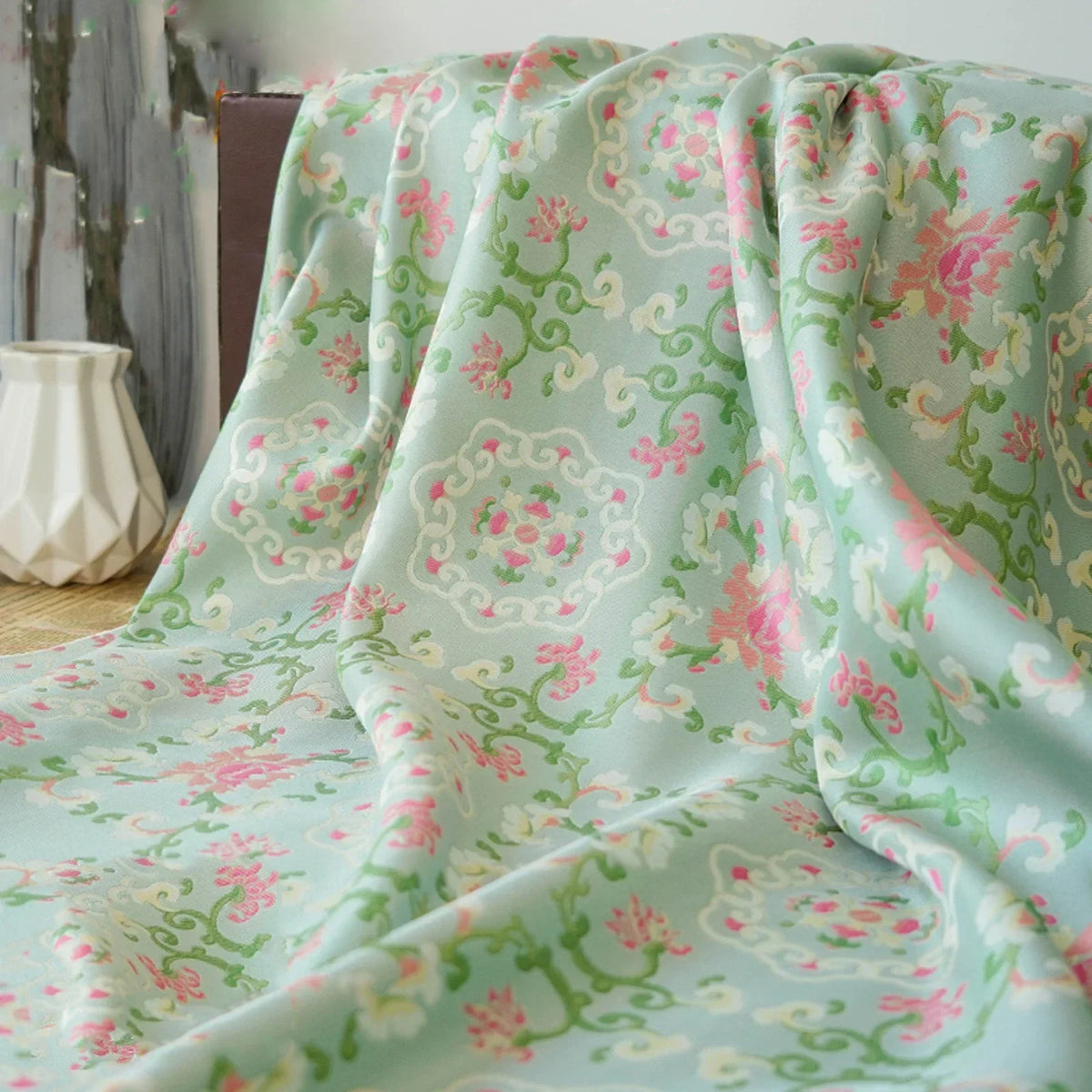 tissu imprimé floral bleu clair rose vert fleurs vintage polyester classique 150cm