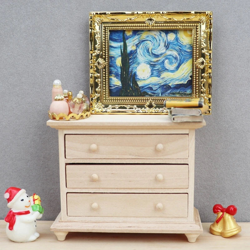 meuble miniature commode trois tiroirs bois naturel figurine père noël cactus clochette livres van