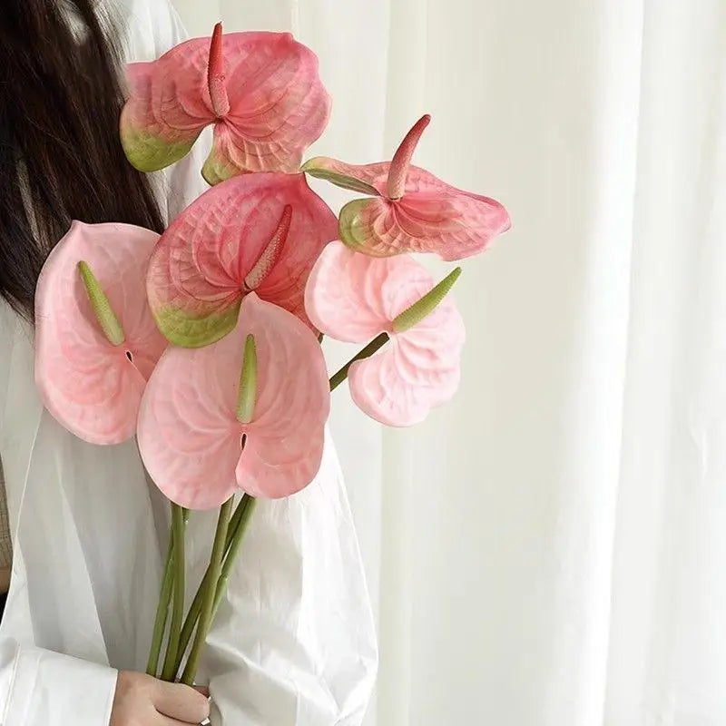 décoration intérieure fleurs artificielles rose verte blanches modernes minimalistes chambre fête