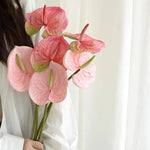 décoration intérieure fleurs artificielles rose verte blanches modernes minimalistes chambre fête