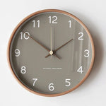 horloges murales minimaliste bois clair gris blanc numéros noirs aiguilles fines scandinave