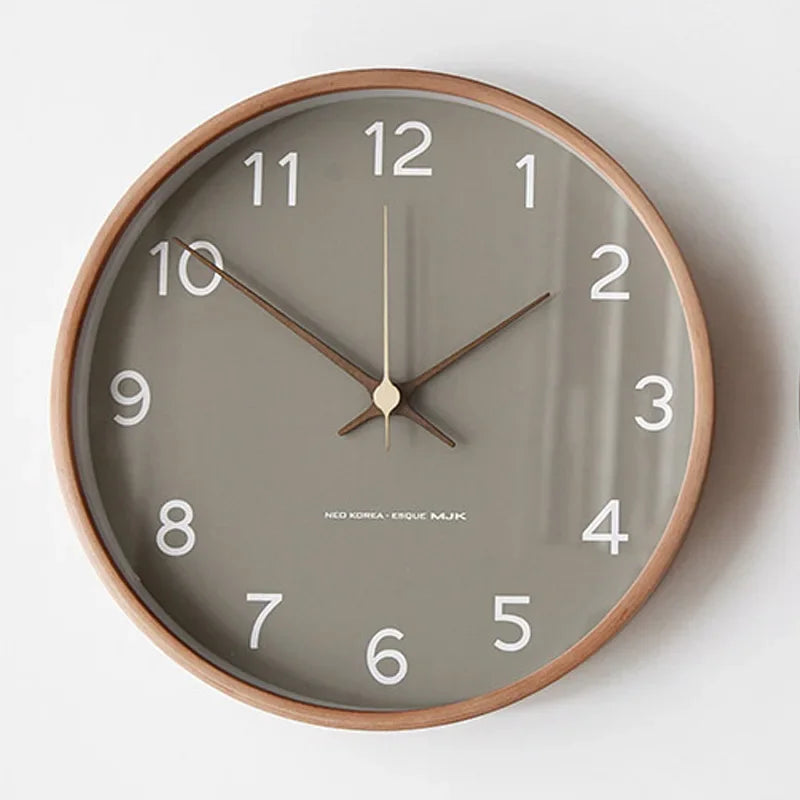 horloges murales minimaliste bois clair gris blanc numéros noirs aiguilles fines scandinave
