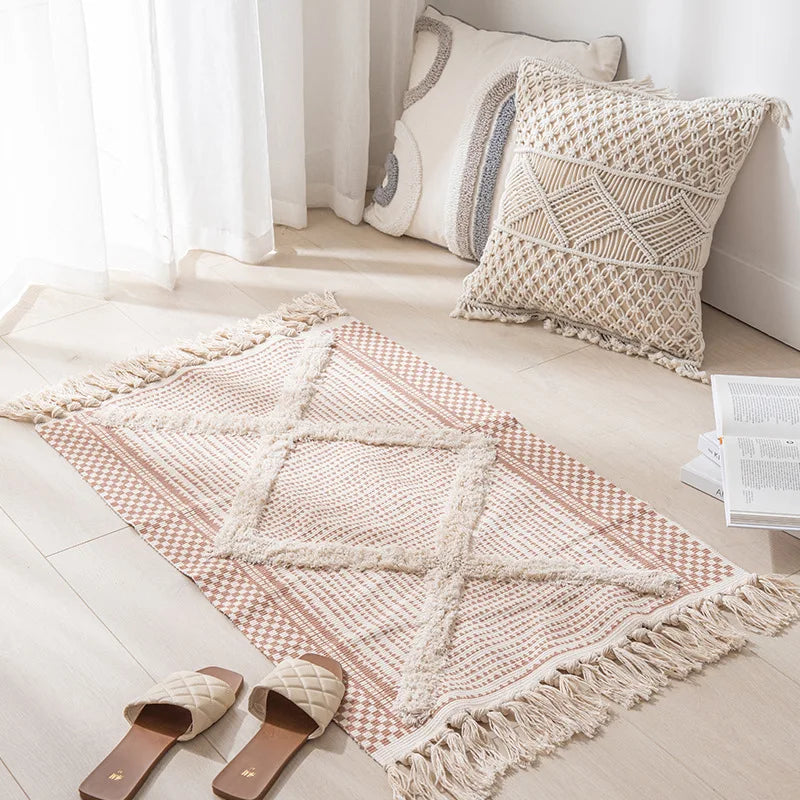 Tapis moelleux et franges géométriques, coussins aux motifs texturés, décor d'intérieur apaisant et cocooning dans une ambiance de douceur.