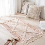 Tapis moelleux et franges géométriques, coussins aux motifs texturés, décor d'intérieur apaisant et cocooning dans une ambiance de douceur.