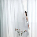 Voile de rideau blanc élégant pour salon moderne, offrant une ambiance lumineuse et délicate. Idéal pour créer un espace intime et épuré dans votre intérieur. Ajoutez une touche de sophistication à votre décoration tout en préservant la luminosité naturelle.