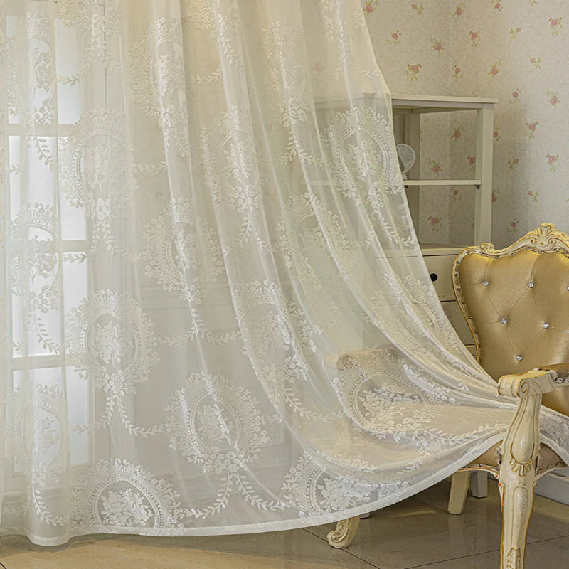 Voilage blanc avec motifs floraux, idéal pour sublimer votre salon ou chambre. Ce rideau élégant et décoratif laisse passer la lumière tout en apportant une touche de raffinement à votre intérieur. Associe avec un fauteuil classique, il crée une ambiance chaleureuse et accueillante.