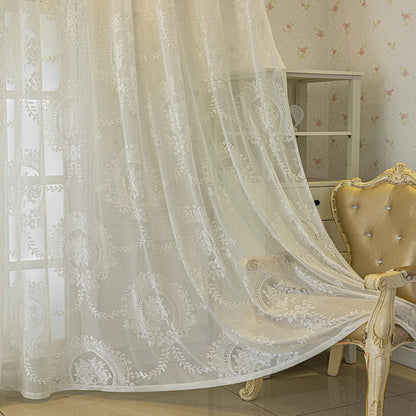 Voilage blanc avec motifs floraux, idéal pour sublimer votre salon ou chambre. Ce rideau élégant et décoratif laisse passer la lumière tout en apportant une touche de raffinement à votre intérieur. Associe avec un fauteuil classique, il crée une ambiance chaleureuse et accueillante.