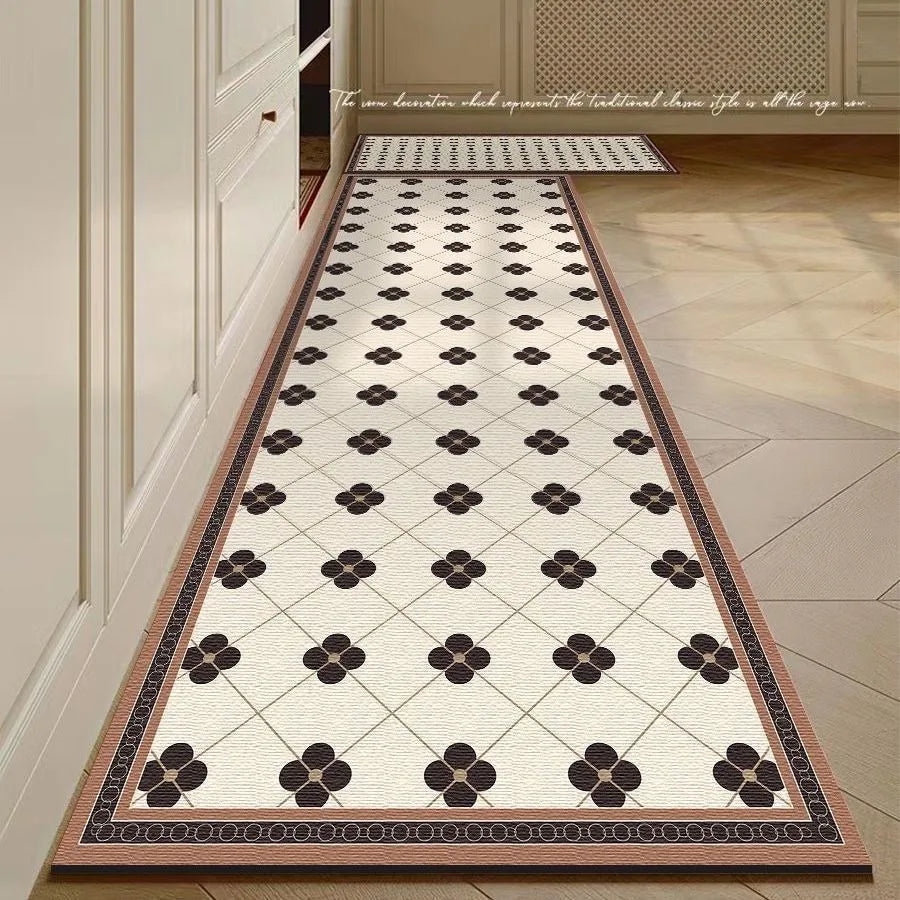 Le carrelage noir et blanc avec motifs floraux ajoute une touche d'élégance et de sophistication à cette entrée.