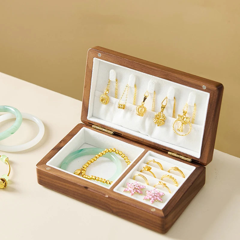 boîte bijoux bois marron intérieur blanc compartiments bagues colliers boucles oreilles classique rangement sécurité