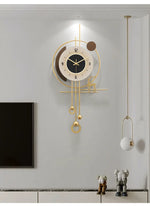horloge murale moderne or blanc silhouette cerf éléments suspendus abstrait géométrique