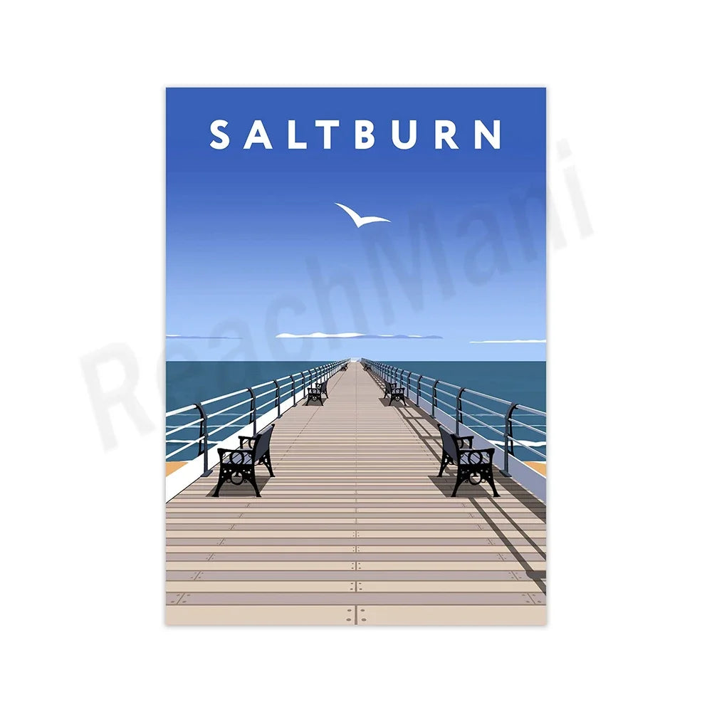 Une jetée en bois bordée de bancs mène vers un ciel bleu azur avec un oiseau volant dans les airs, avec le mot "Saltburn" affiché au-dessus.