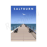 Une jetée en bois bordée de bancs mène vers un ciel bleu azur avec un oiseau volant dans les airs, avec le mot "Saltburn" affiché au-dessus.