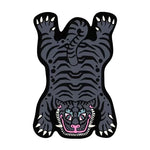L'image montre un motif de tigre au design graphique audacieux et abstrait, utilisant des formes géométriques noires et grises pour créer une impression de puissance et de férocité.