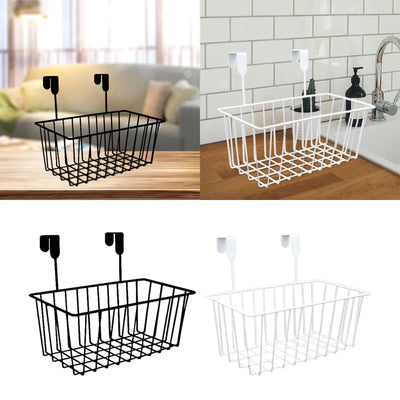Panier métallique rangement blanc accroché à une porte d'armoire
